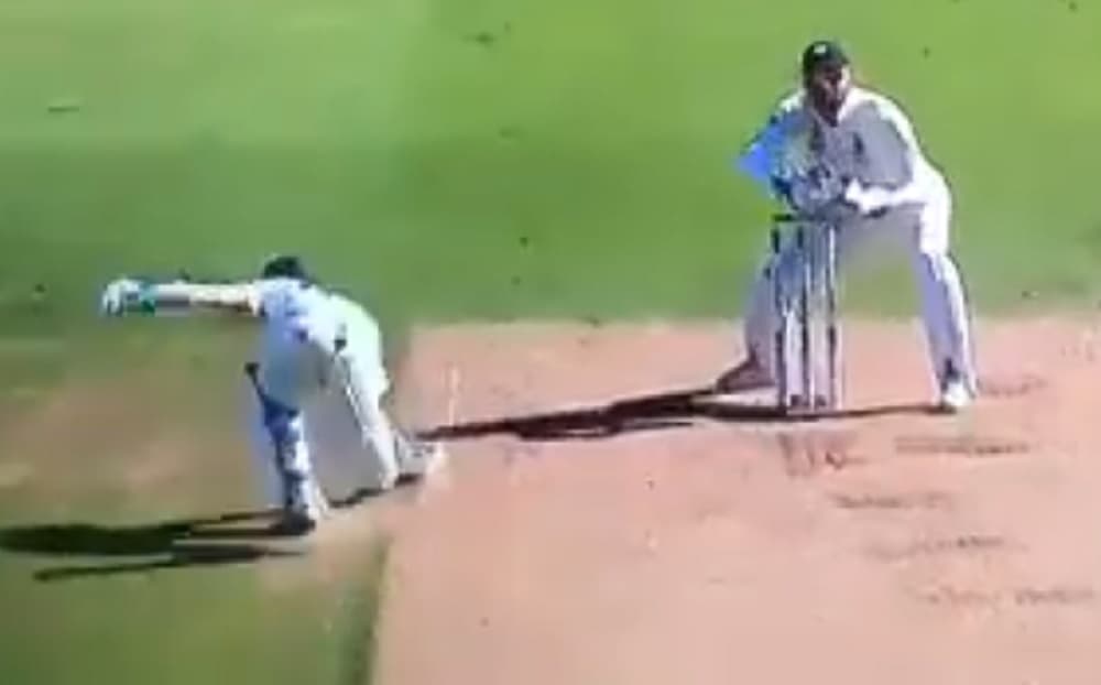 Ashes 2019: जॉनी बेअरस्टो याने 'खोटं रन-आउट'ची भीती दाखवून स्टिव्ह स्मिथ याला पळवले, 'या' युक्तीने केले परेशान, (Video) Ashes 2019: जॉनी बेअरस्टो याने 'खोटं रन-आउट'ची भीती दाखवून स्टिव्ह स्मिथ याला पळवले, 'या' युक्तीने केले परेशान, (Video)