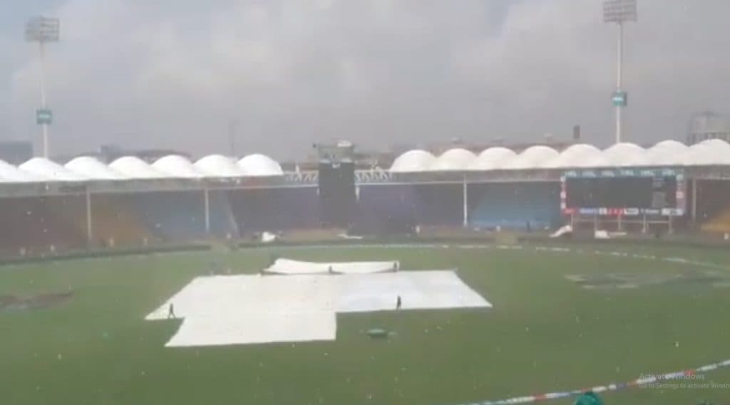 PAK vs SL 1st ODI: श्रीलंकाविरुद्ध कराचीमध्ये पावसामुळे टॉसला विलंब, Netizens ने भारताला धरले जबाबदार PAK vs SL 1st ODI: श्रीलंकाविरुद्ध कराचीमध्ये पावसामुळे टॉसला विलंब, Netizens ने भारताला धरले जबाबदार