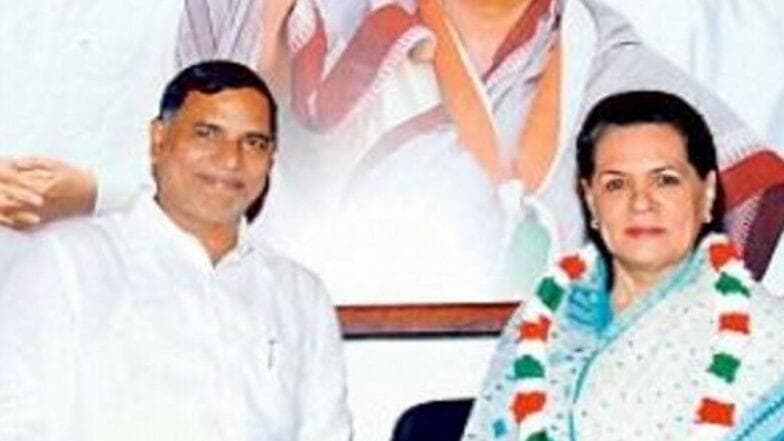 Maharashtra Assembly Elections 2019: कृपाशंकर सिंह यांचा काँग्रेसला रामराम; मल्लिकार्जुन खरगे यांच्याकडे सोपवला राजीनामा Maharashtra Assembly Elections 2019: कृपाशंकर सिंह यांचा काँग्रेसला रामराम; मल्लिकार्जुन खरगे यांच्याकडे सोपवला राजीनामा