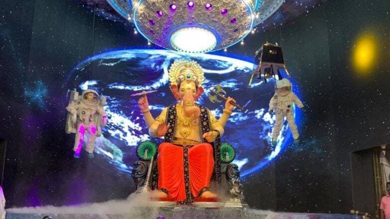 Lalbaugcha Raja 2019 Collection:'लालबागचा राजा' ला 6 कोटीचे दान; भारताची बिघडलेली आर्थिक स्थिती आणि मुंबईतील मुसळधार पावसामुळे यंदा दान रोडावले Lalbaugcha Raja 2019 Collection:'लालबागचा राजा' ला 6 कोटीचे दान; भारताची बिघडलेली आर्थिक स्थिती आणि मुंबईतील मुसळधार पावसामुळे यंदा दान रोडावले