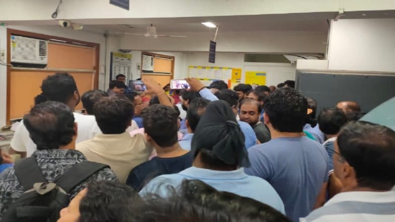 मुंबई: PMC बँकेवर रिझर्व्ह बॅंक ऑफ इंडियाकडून पुढील 6 महिन्यांसाठी निर्बंध; ठेवीदारांना केवळ 1000 रूपये काढण्याची मुभा मुंबई: PMC बँकेवर रिझर्व्ह बॅंक ऑफ इंडियाकडून पुढील 6 महिन्यांसाठी निर्बंध; ठेवीदारांना केवळ 1000 रूपये काढण्याची मुभा