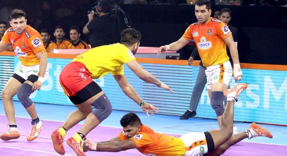 Pro Kabaddi League 2019: एकतर्फी मॅचमध्ये पुणेरी पलटन संघाचा विजय, 43-33 ने गुजरात फॉर्च्यून जायंट्स पराभूत Pro Kabaddi League 2019: एकतर्फी मॅचमध्ये पुणेरी पलटन संघाचा विजय, 43-33 ने गुजरात फॉर्च्यून जायंट्स पराभूत