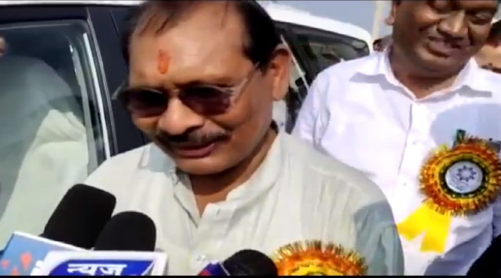 Video: ट्रेन प्रवासात बॅग गायब, मंत्री महोदय म्हणाले 'मोदी करत आहेत बॅगांची चोरी' Video: ट्रेन प्रवासात बॅग गायब, मंत्री महोदय म्हणाले 'मोदी करत आहेत बॅगांची चोरी'