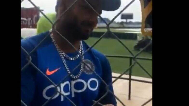 IND vs SA 3rd T20I: Female फॅनने म्हटले 'I Love You' तर रिषभ पंत ने दिले असे रिअक्शन; व्हिडिओ सोशल मीडियात व्हायरल IND vs SA 3rd T20I: Female फॅनने म्हटले 'I Love You' तर रिषभ पंत ने दिले असे रिअक्शन; व्हिडिओ सोशल मीडियात व्हायरल