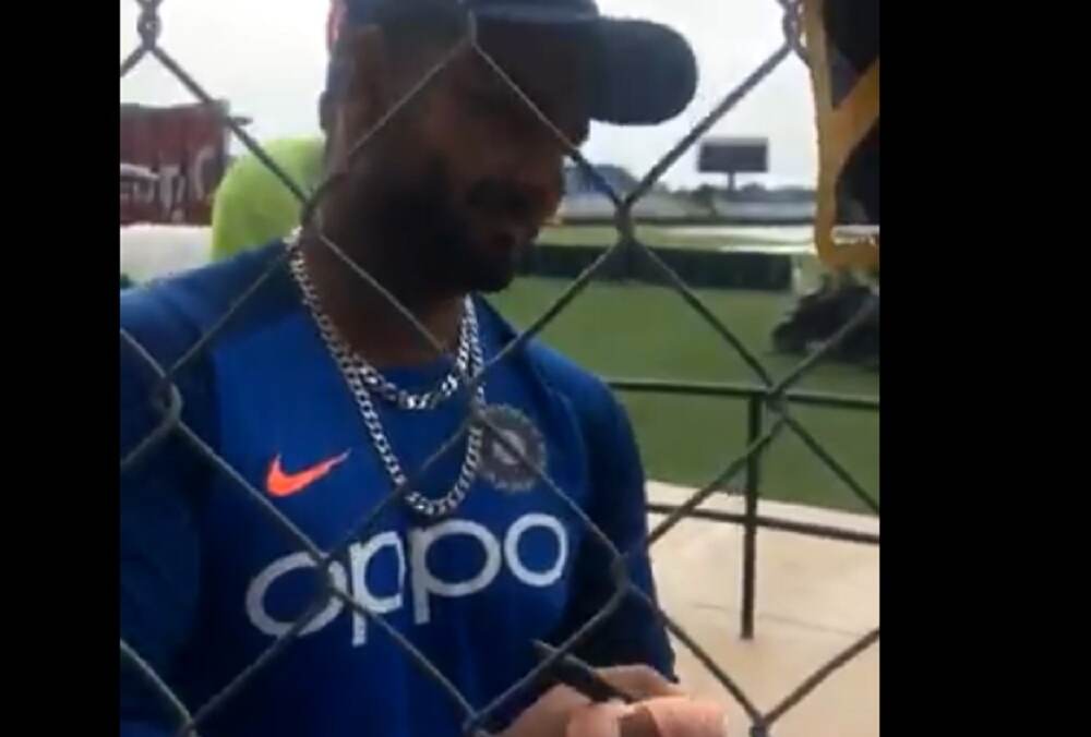 IND vs SA 3rd T20I: Female फॅनने म्हटले 'I Love You' तर रिषभ पंत ने दिले असे रिअक्शन; व्हिडिओ सोशल मीडियात व्हायरल IND vs SA 3rd T20I: Female फॅनने म्हटले 'I Love You' तर रिषभ पंत ने दिले असे रिअक्शन; व्हिडिओ सोशल मीडियात व्हायरल