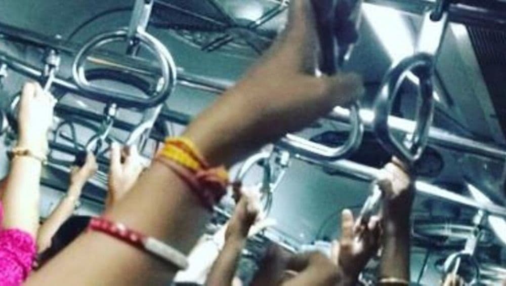 मुंबई लोकलमध्ये प्रवासादरम्यान कडाक्याचे भांडण, सहप्रवासी महिलेच्या हाताचा चावा घेत ओरबाडले मुंबई लोकलमध्ये प्रवासादरम्यान कडाक्याचे भांडण, सहप्रवासी महिलेच्या हाताचा चावा घेत ओरबाडले