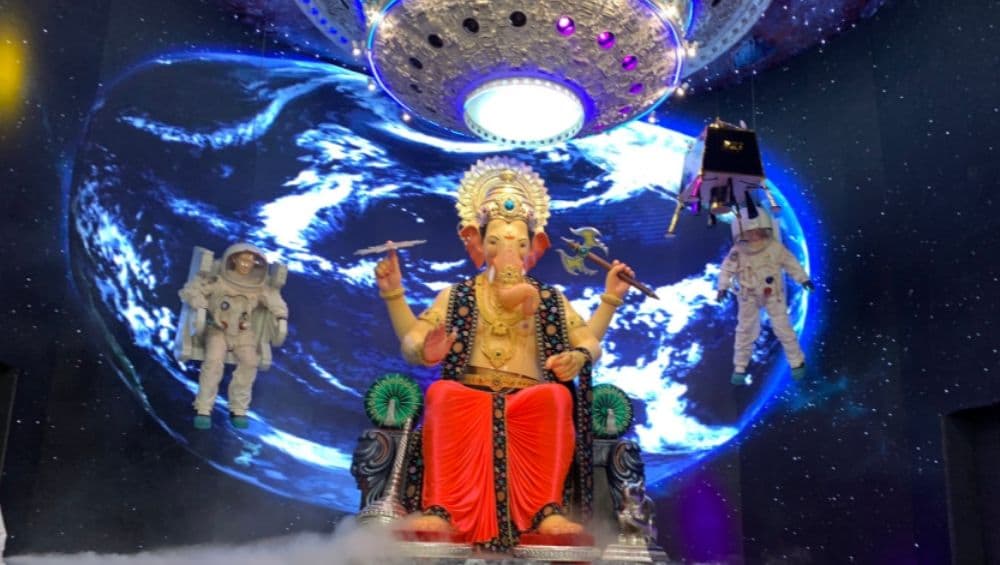 Lalbaugcha Raja 2019 LIVE Mukh Darshan Day 1: लालबागच्या राजाचं मुखदर्शन भाविकांसाठी खुलं; इथे पहा आरतीचं थेट प्रक्षेपण Lalbaugcha Raja 2019 LIVE Mukh Darshan Day 1: लालबागच्या राजाचं मुखदर्शन भाविकांसाठी खुलं; इथे पहा आरतीचं थेट प्रक्षेपण