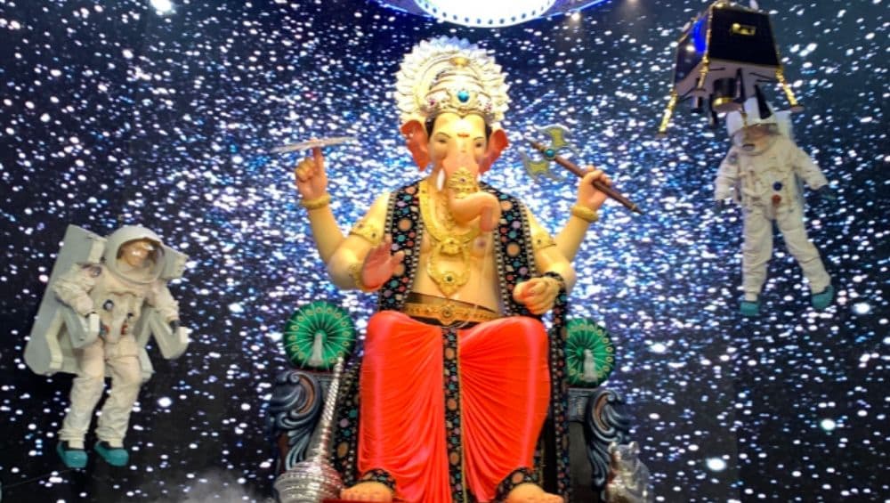 Lalbaugcha Raja 2019 Live Darshan Online: लालबागच्या राजाचं घरबसल्या मोफत दर्शन घेण्यासाठी युट्युब, फेसबूक, ट्वीटर सह Android आणि iOS Mobile App च्या या लिंकवर क्लिक करा आणि यंदाचा गणेशोत्सव अधिक मंगलमय करा Lalbaugcha Raja 2019 Live Darshan Online: लालबागच्या राजाचं घरबसल्या मोफत दर्शन घेण्यासाठी युट्युब, फेसबूक, ट्वीटर सह Android आणि iOS Mobile App च्या या लिंकवर क्लिक करा आणि यंदाचा गणेशोत्सव अधिक मंगलमय करा