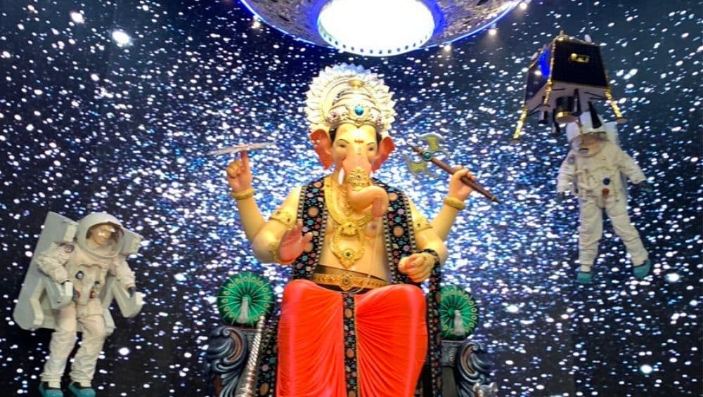 Lalbaugcha Raja 2019 LIVE Mukh Darshan Day 2: लालबागच्या राजाच्या मुखदर्शनासाठी भाविकांच्या लांबच लांब रांगा; इथे पहा आरतीचं थेट प्रक्षेपण Lalbaugcha Raja 2019 LIVE Mukh Darshan Day 2: लालबागच्या राजाच्या मुखदर्शनासाठी भाविकांच्या लांबच लांब रांगा; इथे पहा आरतीचं थेट प्रक्षेपण