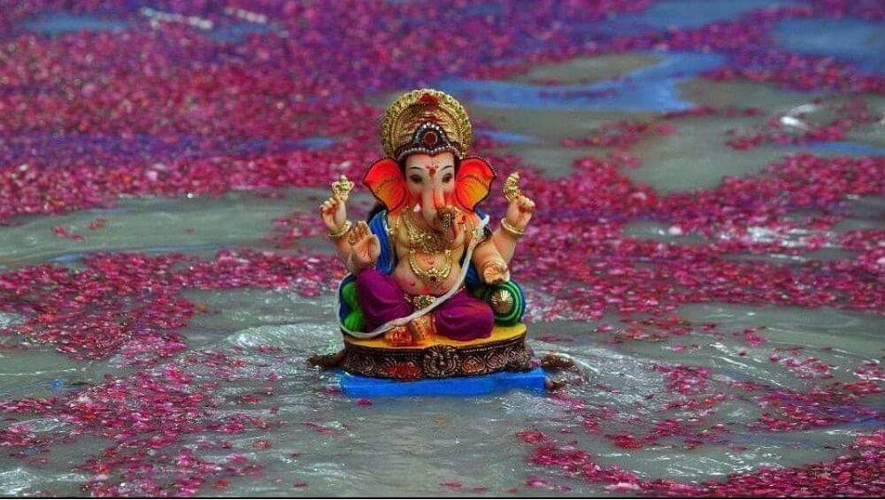 Ganeshotsav 2019: दीड दिवसाने का केले जाते गणपती बाप्पाचे विसर्जन, जाणून घ्या सविस्तर Ganeshotsav 2019: दीड दिवसाने का केले जाते गणपती बाप्पाचे विसर्जन, जाणून घ्या सविस्तर