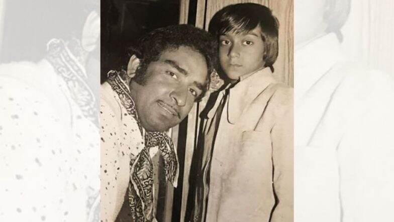 दिवंगत वीरु देवगण यांच्यासोबत असलेला हा चिमुकला आहे हिंदी सिनेसृष्टीतील प्रसिद्ध अॅक्शन हिरो, ओळखलत का? दिवंगत वीरु देवगण यांच्यासोबत असलेला हा चिमुकला आहे हिंदी सिनेसृष्टीतील प्रसिद्ध अॅक्शन हिरो, ओळखलत का?