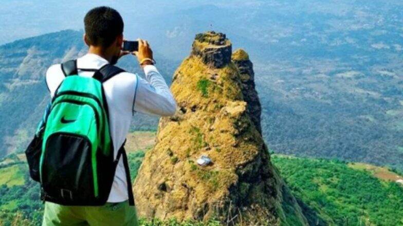 महाराष्ट्रातील 25 किल्ल्यांवर हेरिटेज हॉटेल बांधण्याच्या धोरणाला पर्यटन विभागाचा पाठिंबा; सुप्रिया सुळे, अमोल कोल्हे यांनी व्यक्त केला संताप महाराष्ट्रातील 25 किल्ल्यांवर हेरिटेज हॉटेल बांधण्याच्या धोरणाला पर्यटन विभागाचा पाठिंबा; सुप्रिया सुळे, अमोल कोल्हे यांनी व्यक्त केला संताप