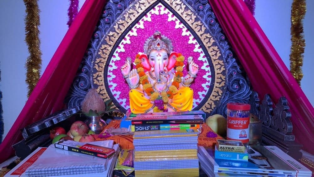 Ganeshotsav 2019: मुलूंडमधील या गणपतीला अर्पण केले जातात फक्त वही-पेन, अमोल सलगर यांच्या कुटूंबियाचा अभिनव उपक्रम Ganeshotsav 2019: मुलूंडमधील या गणपतीला अर्पण केले जातात फक्त वही-पेन, अमोल सलगर यांच्या कुटूंबियाचा अभिनव उपक्रम