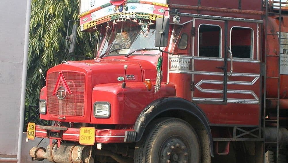लखनऊ: लुंगी नेसून ट्रक चालविणे पडणार महागात, ट्रकचालकास भरावा लागणार 2000 रुपयांचा दंड लखनऊ: लुंगी नेसून ट्रक चालविणे पडणार महागात, ट्रकचालकास भरावा लागणार 2000 रुपयांचा दंड