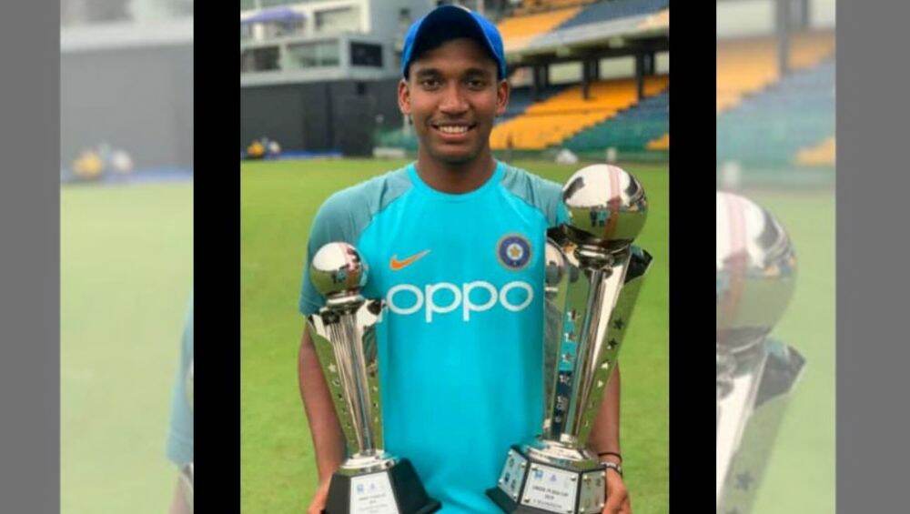 Under 19 Asia Cup Final सामन्याचा 'मॅन ऑफ द मॅच' अथर्व अंकोलेकर याची विजय हजारे एकदिवसीय स्पर्धेसाठी मुंबई संघात निवड Under 19 Asia Cup Final सामन्याचा 'मॅन ऑफ द मॅच' अथर्व अंकोलेकर याची विजय हजारे एकदिवसीय स्पर्धेसाठी मुंबई संघात निवड