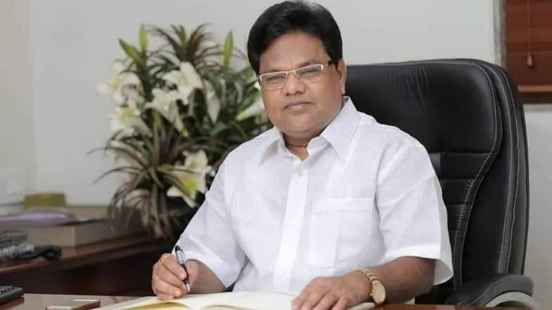 सोलापूर: राज्याचे जलसंधारण मंत्री तानाजी सावंत यांच्या गाडीने तरुणाला चिरडले; संतप्त जमावाकडून गाडीची तोडफोड सोलापूर: राज्याचे जलसंधारण मंत्री तानाजी सावंत यांच्या गाडीने तरुणाला चिरडले; संतप्त जमावाकडून गाडीची तोडफोड