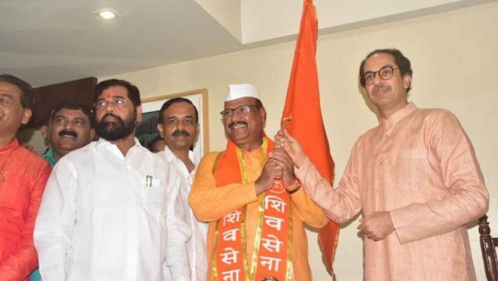 कॉंग्रेसचे बंडखोर आमदार अब्दुल सत्तार यांचा शिवसेना पक्षात प्रवेश; सिल्लोड मतदार संघाची उमेदवारी जाहीर करत उद्धव ठाकरे यांनी बांधले शिवबंधन कॉंग्रेसचे बंडखोर आमदार अब्दुल सत्तार यांचा शिवसेना पक्षात प्रवेश; सिल्लोड मतदार संघाची उमेदवारी जाहीर करत उद्धव ठाकरे यांनी बांधले शिवबंधन