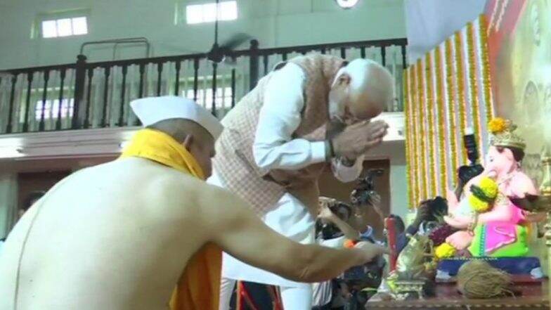 नरेंद्र मोदी मुंबईमध्ये दाखल; महाराष्ट्र दौरा सुरू करण्यापूर्वी घेतले लोकमान्य सेवा संघ टिळक मंदीर येथील गणपतीचं दर्शन नरेंद्र मोदी मुंबईमध्ये दाखल; महाराष्ट्र दौरा सुरू करण्यापूर्वी घेतले लोकमान्य सेवा संघ टिळक मंदीर येथील गणपतीचं दर्शन