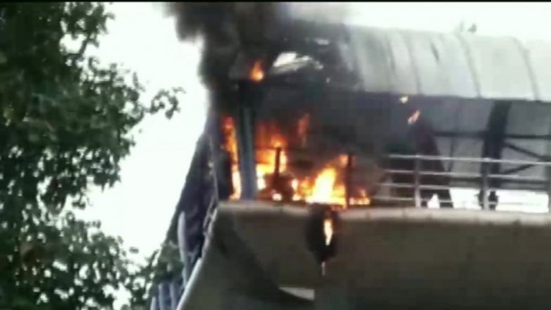 Mumbai Fire: कॉटन ग्रीन रेल्वे स्थानकाजवळ स्कायवॉकला आग; अग्निशमन दलाच्या 2 गाड्या रवाना
