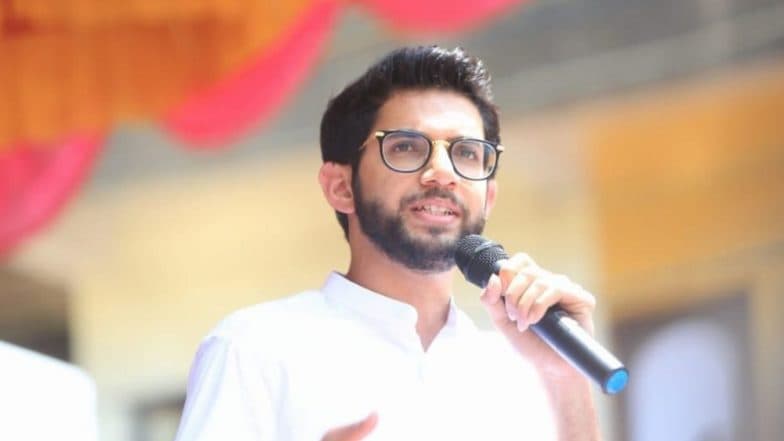 मुंबई: आदित्य ठाकरे यांच्या नावावर ई-शॉपिंगच्या वस्तू 'मातोश्री' वरील कर्मचार्यांना देऊन पैसे उकळणार्या तरूणाला अटक मुंबई: आदित्य ठाकरे यांच्या नावावर ई-शॉपिंगच्या वस्तू 'मातोश्री' वरील कर्मचार्यांना देऊन पैसे उकळणार्या तरूणाला अटक