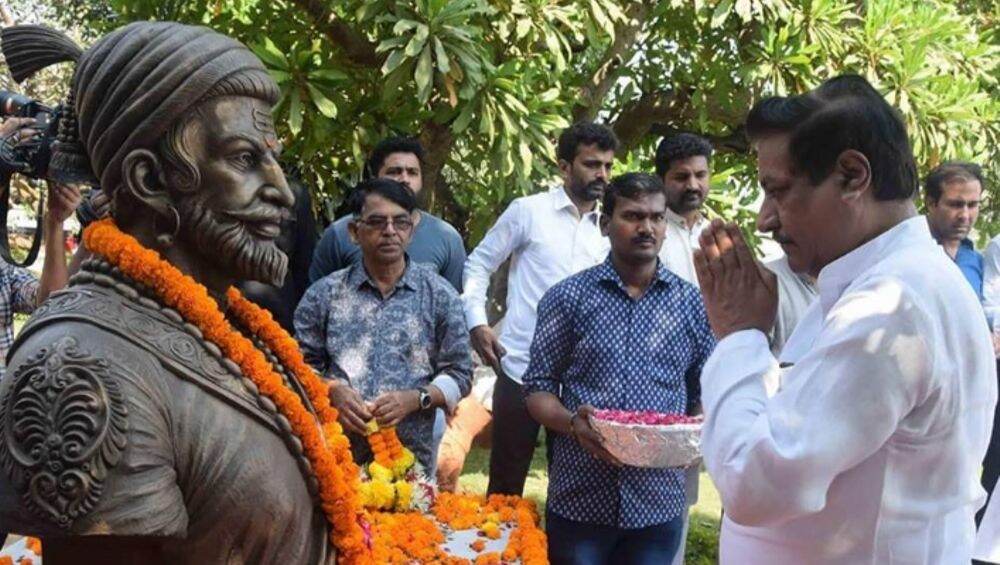 सातारा लोकसभा मतदारसंघात पोटनिवडणूकीसाठी कॉंग्रेसच्या पृथ्वीराज चव्हाण यांचं नाव आघाडीवर; उदयनराजे भोसले यांच्या खासदारकीच्या राजीनाम्यानंतर पुन्हा निवडणूक सातारा लोकसभा मतदारसंघात पोटनिवडणूकीसाठी कॉंग्रेसच्या पृथ्वीराज चव्हाण यांचं नाव आघाडीवर; उदयनराजे भोसले यांच्या खासदारकीच्या राजीनाम्यानंतर पुन्हा निवडणूक