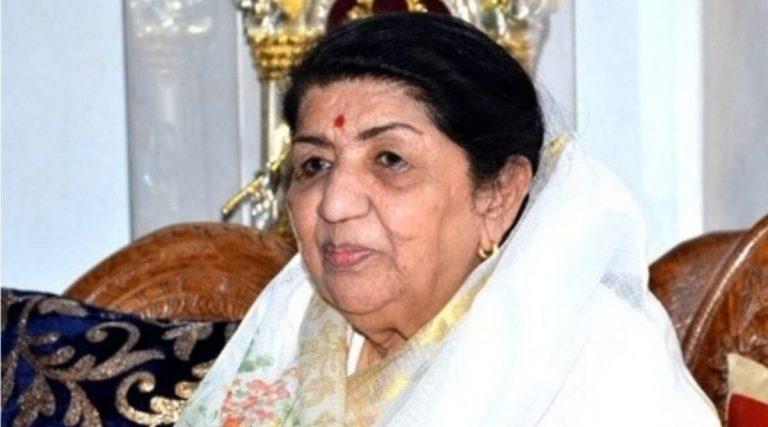 Lata Mangeshkar Funeral: लता मंगेशकर यांचा अंतिम प्रवास; गानकोकिळेला निरोप देण्यासाठी शिवाजी पार्कवर चाहत्यांची अलोट गर्दी (Watch Video)