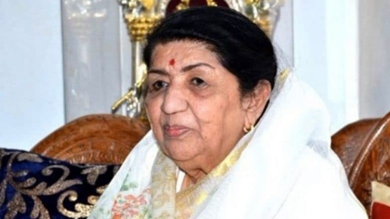 लता मंगेशकर यांचे हॉस्पिटल मधील फोटो होत आहेत Viral; पाहून तुम्हालाही वाटेल त्यांच्या प्रकृतीची काळजी