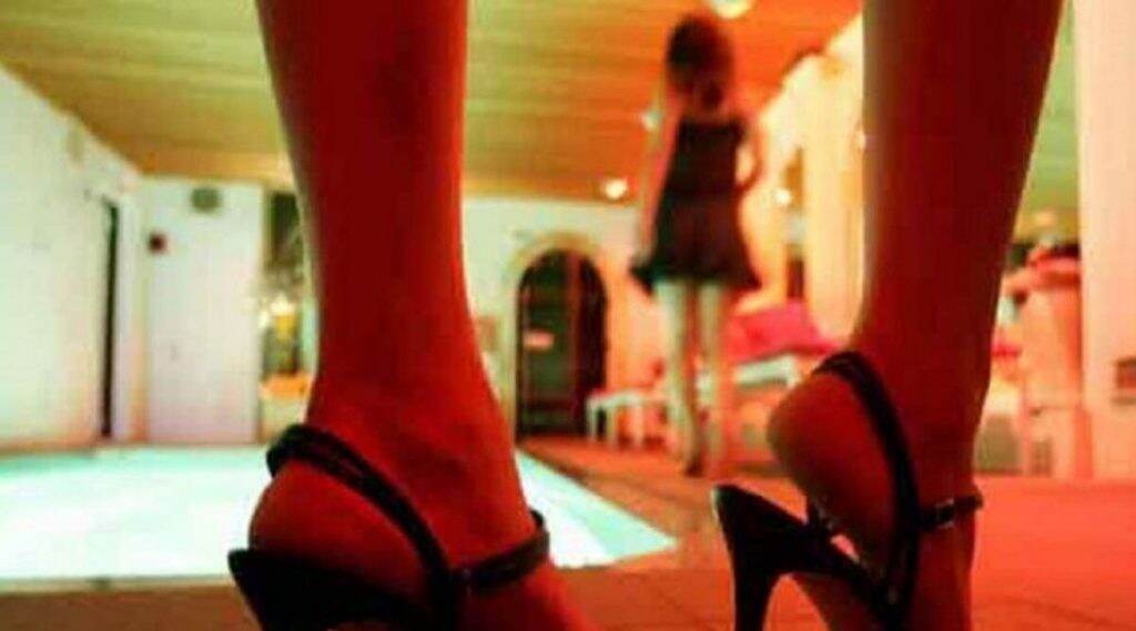 मुंबई पोलिसांच्या गुन्हे शाखेकडून Sex Racket चा पर्दाफाश; 3 जणांना अटक तर दोन तरूणींची सुटका मुंबई पोलिसांच्या गुन्हे शाखेकडून Sex Racket चा पर्दाफाश; 3 जणांना अटक तर दोन तरूणींची सुटका