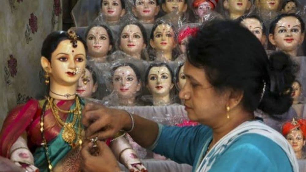 Jyeshtha Gauri 2019: गौराईला पेशवाई नऊवारी साडी कशी नेसवाल? (Watch Video) Jyeshtha Gauri 2019: गौराईला पेशवाई नऊवारी साडी कशी नेसवाल? (Watch Video)