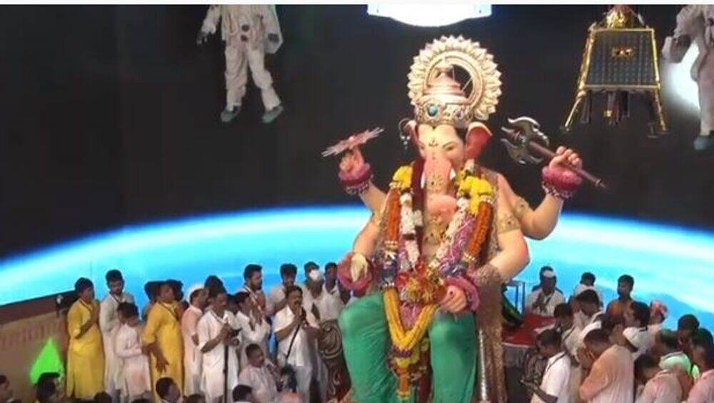 Lalbaugcha Raja Visarjan Sohala 2019 Live Streaming : लालबागचा राजा विसर्जन सोहळा 2019 ला सुरूवात; इथे पहा थेट प्रक्षेपण Lalbaugcha Raja Visarjan Sohala 2019 Live Streaming : लालबागचा राजा विसर्जन सोहळा 2019 ला सुरूवात; इथे पहा थेट प्रक्षेपण