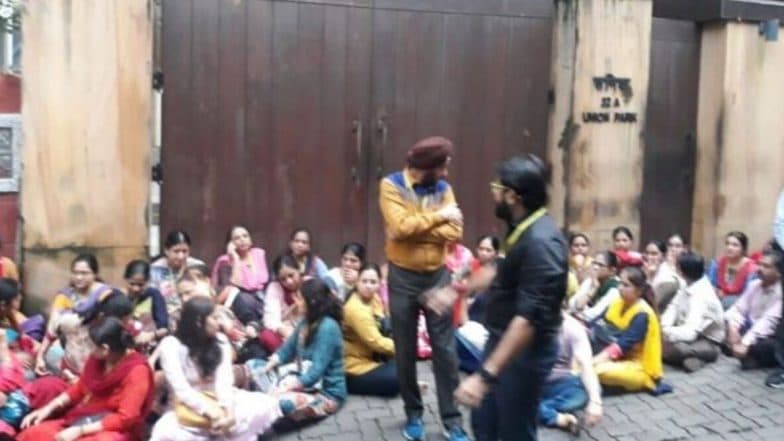 मुंबई: HDIL मालकाच्या घरासमोर PMC बॅंक कर्मचार्यांची आंदोलनं मुंबई: HDIL मालकाच्या घरासमोर PMC बॅंक कर्मचार्यांची आंदोलनं