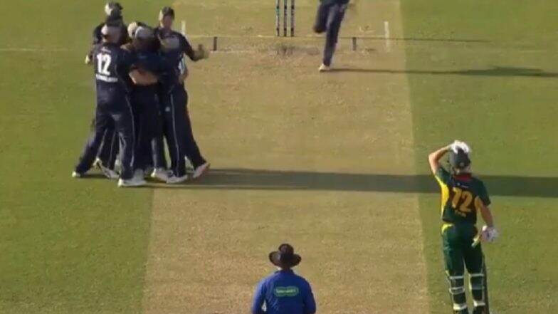 Marsh Cup: 11 ओव्हरमध्ये 'या' संघाला करायच्या होत्या 5 धावा, रोमांचक मॅचमध्ये 1 धावांनी झाला पराभव, पहा Video Marsh Cup: 11 ओव्हरमध्ये 'या' संघाला करायच्या होत्या 5 धावा, रोमांचक मॅचमध्ये 1 धावांनी झाला पराभव, पहा Video