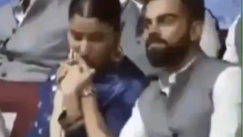 अनुष्का शर्मा चा Kiss Of Love, DDCA च्या कार्यक्रमादरम्यान विराट कोहली याच्या हातावर किस करताना दिसली बॉलीवूडची परी, पहा व्हिडिओ अनुष्का शर्मा चा Kiss Of Love, DDCA च्या कार्यक्रमादरम्यान विराट कोहली याच्या हातावर किस करताना दिसली बॉलीवूडची परी, पहा व्हिडिओ