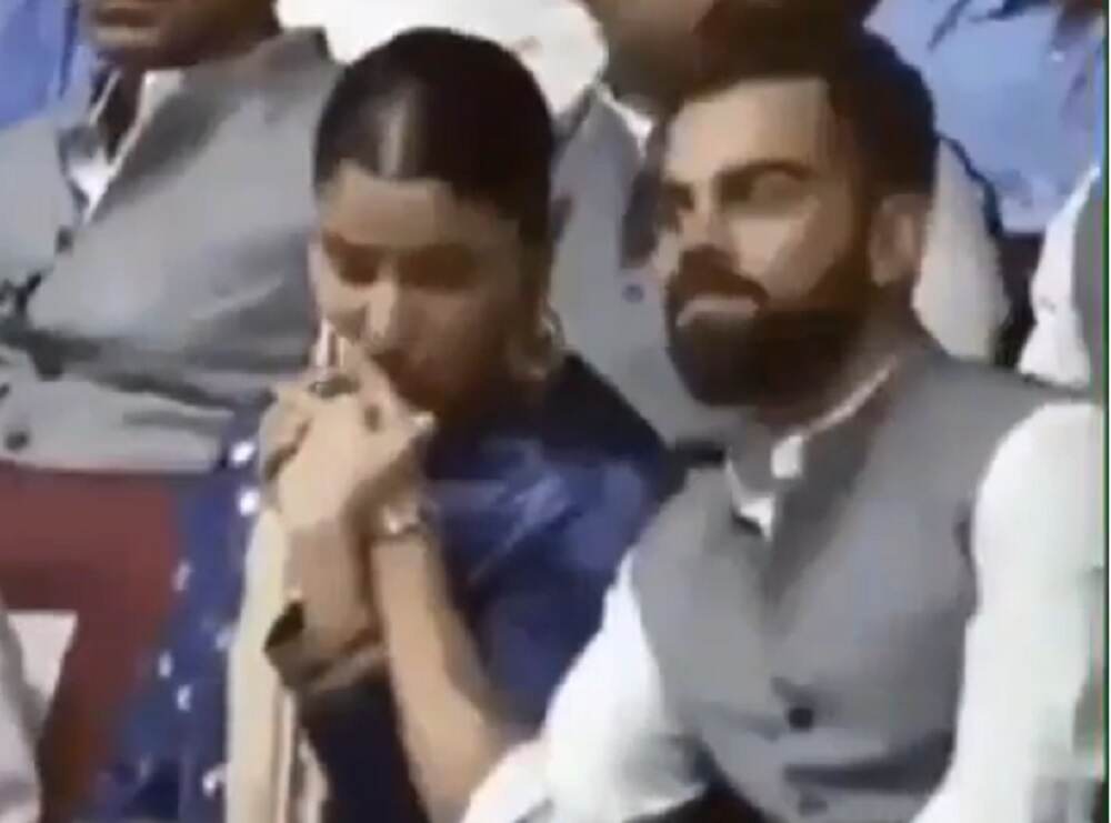 अनुष्का शर्मा चा Kiss Of Love, DDCA च्या कार्यक्रमादरम्यान विराट कोहली याच्या हातावर किस करताना दिसली बॉलीवूडची परी, पहा व्हिडिओ अनुष्का शर्मा चा Kiss Of Love, DDCA च्या कार्यक्रमादरम्यान विराट कोहली याच्या हातावर किस करताना दिसली बॉलीवूडची परी, पहा व्हिडिओ