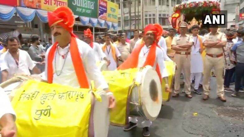 पुणे: येरवडा तुरुंगातील कैद्यांना गुरुजी तालीम मंडळाच्या बापाच्या आगमनात ढोल वादनाचा मान (Watch Video) पुणे: येरवडा तुरुंगातील कैद्यांना गुरुजी तालीम मंडळाच्या बापाच्या आगमनात ढोल वादनाचा मान (Watch Video)