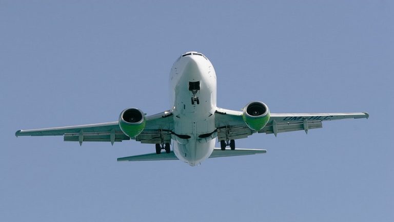 Plane Force Landing: पुढील गिअरविना विमानाचं विमानतळावर लॅंडींग, अंगावर काटा आणणारा व्हिडीओ