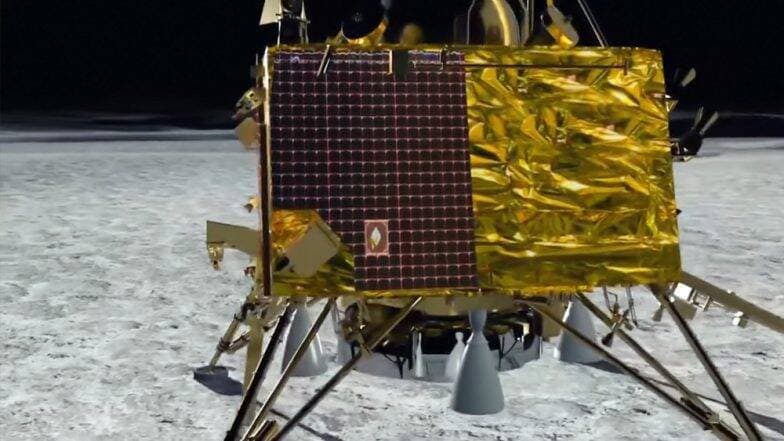 Chandrayaan 2 Landing: विक्रम लँडर चंद्रावर उतरणार; Nat Geo India, Starplus, Star Bharat आणि Hotstar वर पाहता येणार Live Streaming Chandrayaan 2 Landing: विक्रम लँडर चंद्रावर उतरणार; Nat Geo India, Starplus, Star Bharat आणि Hotstar वर पाहता येणार Live Streaming