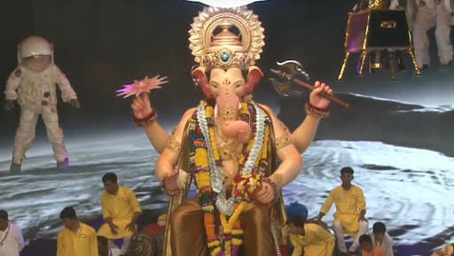 Lalbaugcha Raja 2019 LIVE Mukh Darshan Day 11: लालबागच्या राजाचे दर्शन आणि आरतीचं लाईव्ह स्ट्रीमिंग इथे पहा; आज भाविक देणार बाप्पाला निरोप Lalbaugcha Raja 2019 LIVE Mukh Darshan Day 11: लालबागच्या राजाचे दर्शन आणि आरतीचं लाईव्ह स्ट्रीमिंग इथे पहा; आज भाविक देणार बाप्पाला निरोप