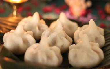 Angarki Special Modak Recipes: अंगारकी संकष्टी चतुर्थी निमित्त मोदक पीठाऐवजी थेट तांदूळ, रवा वापरून कशी बनवाल लुसलुशीत उकड (Watch Video)