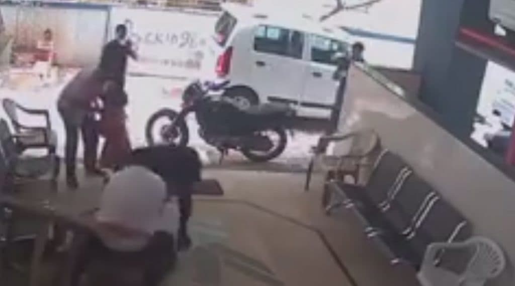 #ViralVideo ठाणे: नौपाडा परिसरात मराठी- गुजराती वाद सोशल मीडियावर; मनसे कार्यकर्त्यांची वादात उडी #ViralVideo ठाणे: नौपाडा परिसरात मराठी- गुजराती वाद सोशल मीडियावर; मनसे कार्यकर्त्यांची वादात उडी