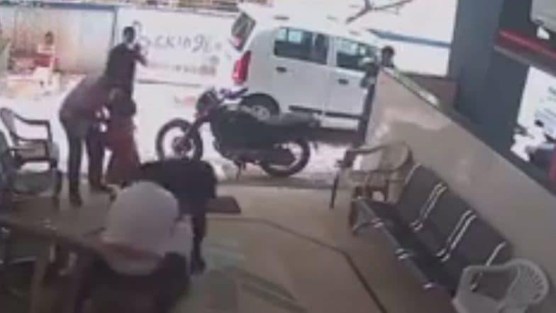 #ViralVideo ठाणे: नौपाडा परिसरात मराठी- गुजराती वाद सोशल मीडियावर; मनसे कार्यकर्त्यांची वादात उडी #ViralVideo ठाणे: नौपाडा परिसरात मराठी- गुजराती वाद सोशल मीडियावर; मनसे कार्यकर्त्यांची वादात उडी