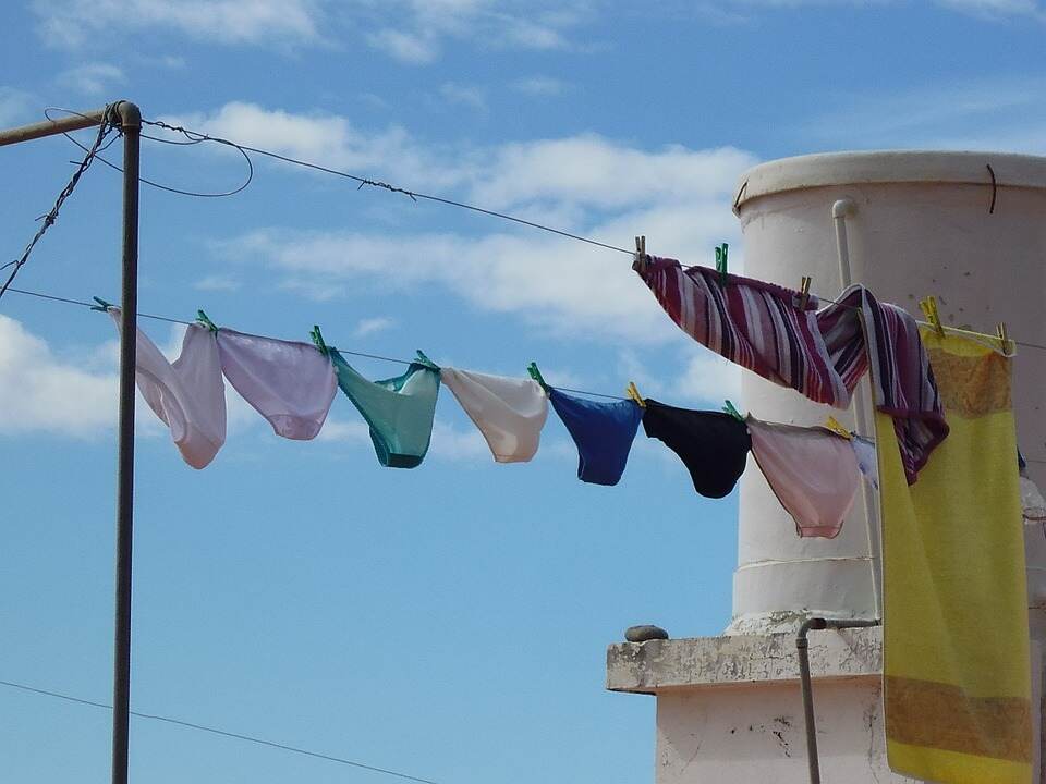 सिंगापूर मध्ये सापडला अंडरवेअर चोर; लॉकडाऊन मोडत महिलेच्या Lingerie चोरताना पोलिसांनी केली अटक, वाचा सविस्तर सिंगापूर मध्ये सापडला अंडरवेअर चोर; लॉकडाऊन मोडत महिलेच्या Lingerie चोरताना पोलिसांनी केली अटक, वाचा सविस्तर
