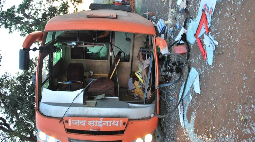 मुंबईहून म्हसवडला निघालेल्या खासगी बसला अपघात, सुदैवाने सर्व प्रवाशी बचावले मुंबईहून म्हसवडला निघालेल्या खासगी बसला अपघात, सुदैवाने सर्व प्रवाशी बचावले