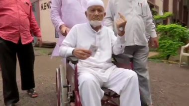 महाराष्ट्र विधानसभा निवडूक 2019: अरे व्वा! 102 वर्षांच्या मतदाराने केले मतदान; रुग्णालयात उपचार घेत असतानाही बजावले कर्तव्य
