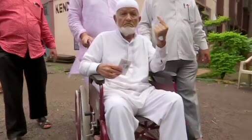 महाराष्ट्र विधानसभा निवडूक 2019: अरे व्वा! 102 वर्षांच्या मतदाराने केले मतदान; रुग्णालयात उपचार घेत असतानाही बजावले कर्तव्य महाराष्ट्र विधानसभा निवडूक 2019: अरे व्वा! 102 वर्षांच्या मतदाराने केले मतदान; रुग्णालयात उपचार घेत असतानाही बजावले कर्तव्य
