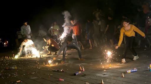 Diwali 2019: घरात सुख, समृद्धी आणि लक्ष्मी नांदवावी यासाठी ‘या’ वस्तू फेका घराबाहेर Diwali 2019: घरात सुख, समृद्धी आणि लक्ष्मी नांदवावी यासाठी ‘या’ वस्तू फेका घराबाहेर
