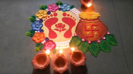 Dhanteras 2019: धनत्रयोदशी निमित्त कलश आणि लक्ष्मीच्या डिझाईन असणाऱ्या सोप्प्या रांगोळ्या काढा काही मिनिटात (Watch Video) Dhanteras 2019: धनत्रयोदशी निमित्त कलश आणि लक्ष्मीच्या डिझाईन असणाऱ्या सोप्प्या रांगोळ्या काढा काही मिनिटात (Watch Video)