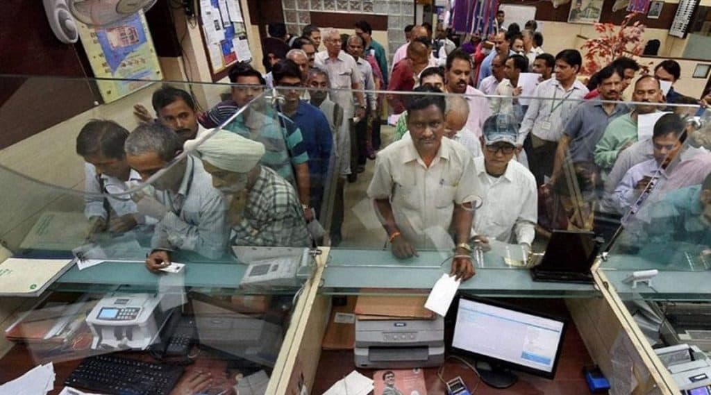 मध्य प्रदेश: 10 वर्षाच्या मुलाने अवघ्या 30 सेकंदात बँकेतून चोरली तब्बल 10 लाख रुपयांची रोकड मध्य प्रदेश: 10 वर्षाच्या मुलाने अवघ्या 30 सेकंदात बँकेतून चोरली तब्बल 10 लाख रुपयांची रोकड