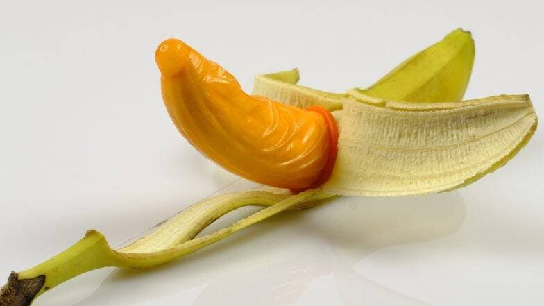 Condom Mistakes: कंडोम घालताना पुरुषांकडून होतात चुका; जाणून घ्या गर्भधारणा टाळण्यासाठी कसा वापरावा निरोध Condom Mistakes: कंडोम घालताना पुरुषांकडून होतात चुका; जाणून घ्या गर्भधारणा टाळण्यासाठी कसा वापरावा निरोध