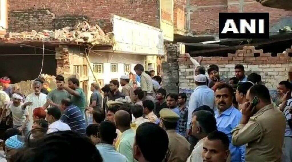 गॅस सिलिंडर स्फोट: दुमजली इमारत जमीनदोस्त, १० जण ठार, 30 गंभीर जखमी; उत्तर प्रदेश राज्यातील घटना गॅस सिलिंडर स्फोट: दुमजली इमारत जमीनदोस्त, १० जण ठार, 30 गंभीर जखमी; उत्तर प्रदेश राज्यातील घटना